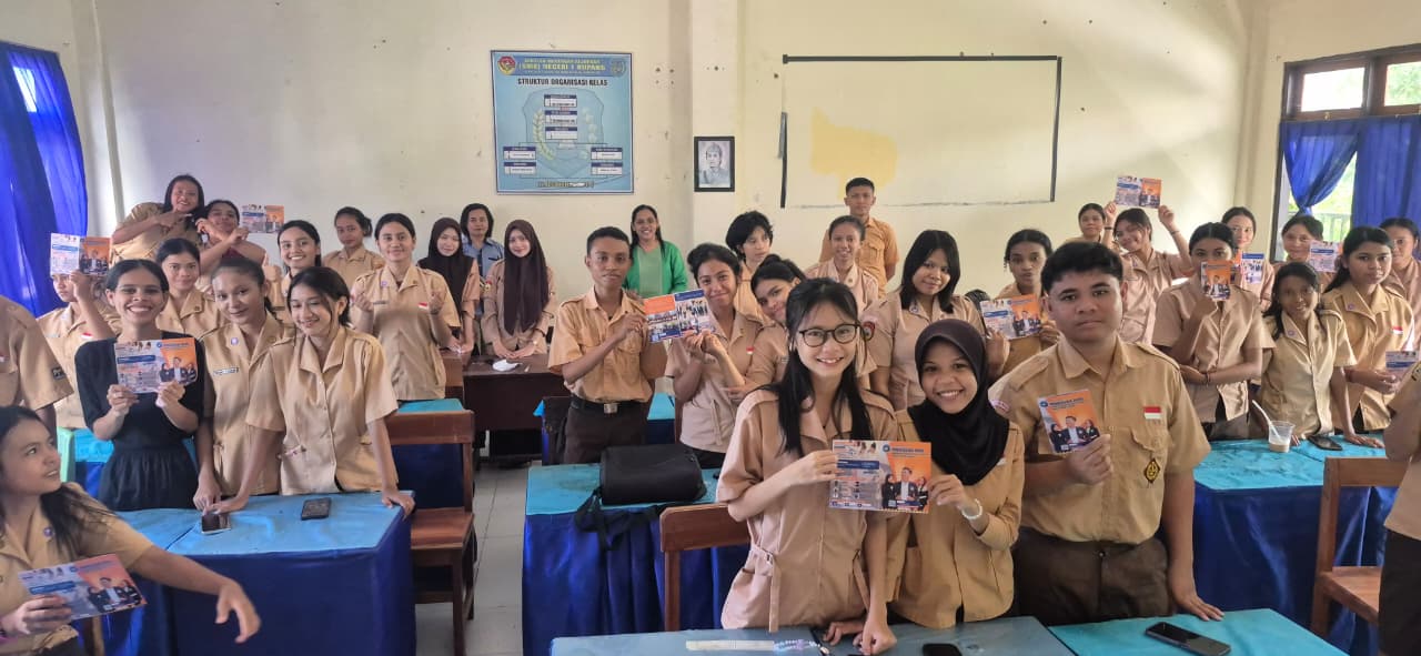 Ajak Siswa Berpikir Kritis Soal Keuangan, Akademi Keuangan dan Perbankan (AKUB) Effata Sambangi SMKN 1 Kupang